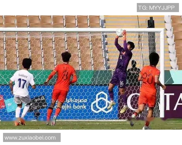 李昊在青岛西海岸上演神奇扑救展现足球守门员的卓越技艺与拼搏精神
